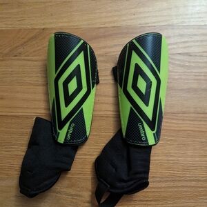 Umbro youth medium soccer shin guards